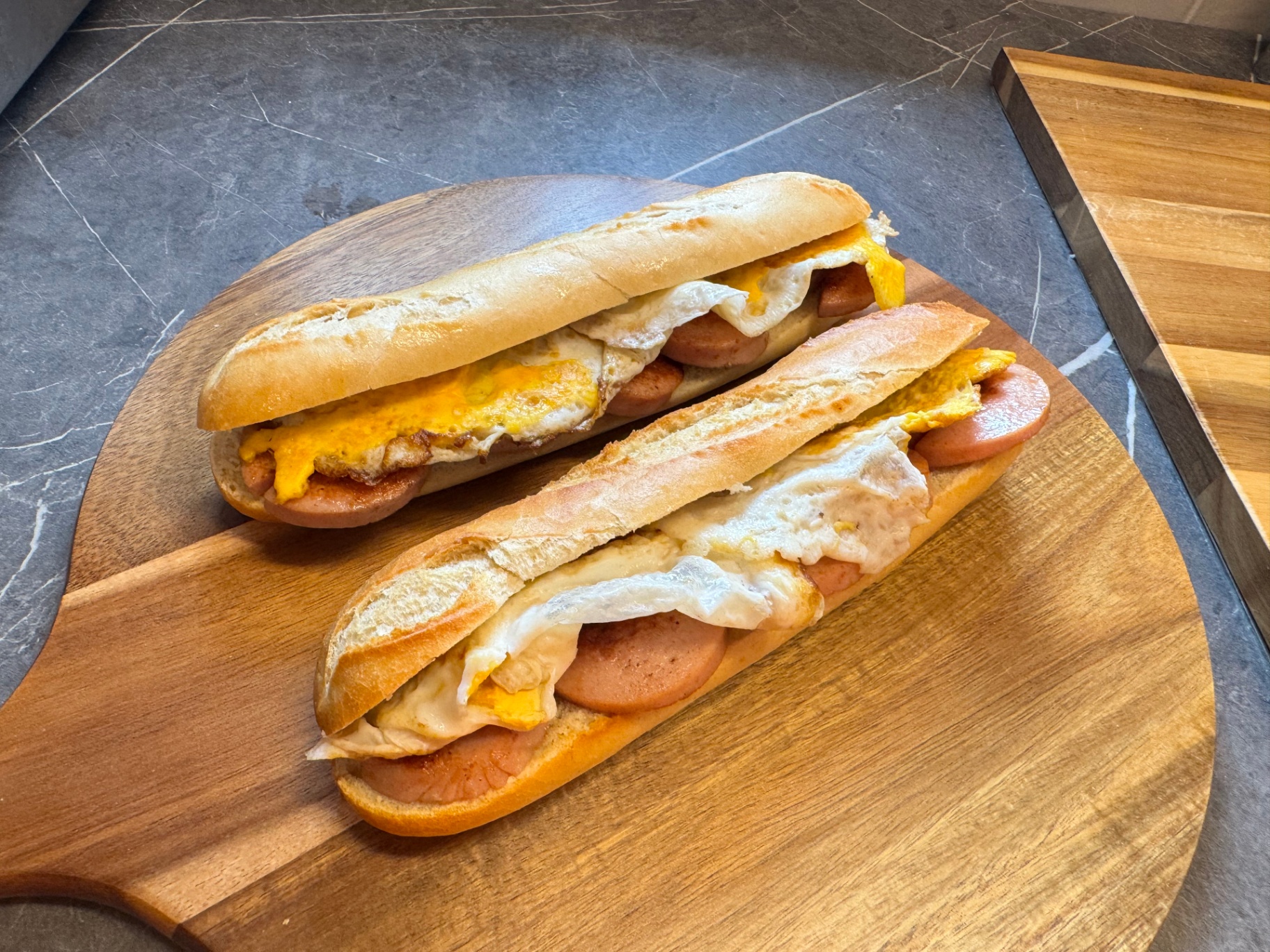 Baguette med stekt ägg & falukorv